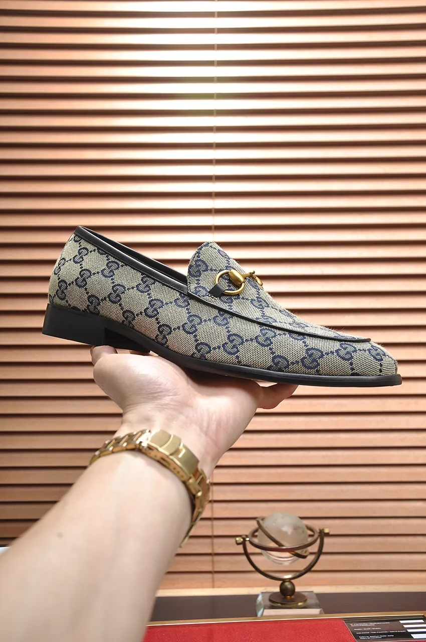 Men's shoes💰500💶Italy's top luxury men's shoe giant (GUCCI) (Gucci) (full cowhide lining) new arrival🍃Original European style🔰 Pleasant to the eye😍In order to make the shoes more durable and non-deformable🌀The production continues to follow traditional methods but there is still no lack of innovation💪Choose original sheepskin for the leather♻️ Smooth and natural And extra bright ⭐Made of imported cowhide, the first choice of rich people 38-45 (45 customized)